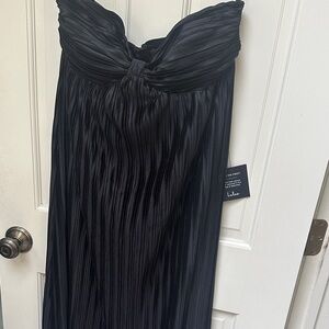 Lulu’s black elegant crinkle Maxi dress . perfect for an any occasion!
